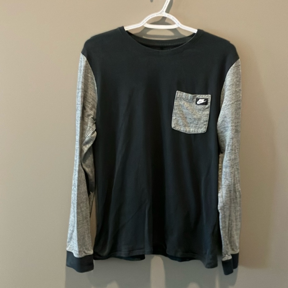 The Nike Tee Men’s Athletic Cut Black & Gray Longsleeve T-Shirt Size Medium